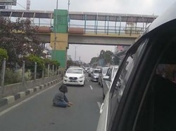 Viral Wanita Duduk di Aspal Jalan Margonda, Diduga Depresi