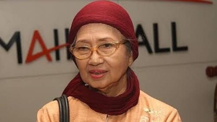 Ibunda almarhumah Ria Irawan, Ade Irawan, dikabarkan telah meninggal dunia.