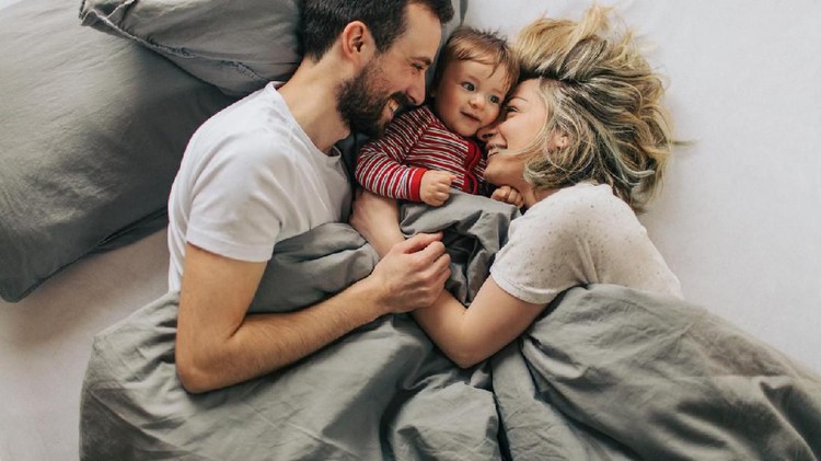 Bercinta di kamar yang sama dengan anak menjadi tantangan bagi Bunda dan Ayah. Nah, berikut ini tips bercinta ketika Bunda dan Ayah tidur sekamar dengan anak.