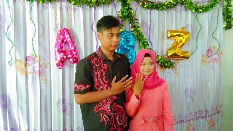 Ponari melamar sang kekasih, Zuroh di usia mereka yang masih muda. Ketika kenalan dengan Ponari, Zuroh tidak tahu bahwa ia dahulu dikenal sebagai dukun cilik.