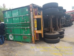 Detik-detik Truk Terguling Timpa Mobil Parkir di Rest Area