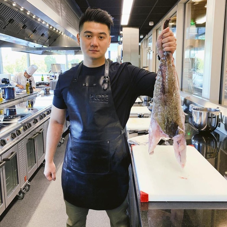Viral Karena Muka Nyinyir, Ini 7 Fakta Menarik Chef Arnold Tujuh fakta menarik dari Chef Arnold Poernomo usai ramainya video lucu Chef Arnold saat mengomentari peserta di salah satu ajang masak.
