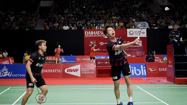 Aksi tengil Kevin Sanjaya Sukamuljo kembali mewarnai pertandingan 32 besar Denmark Open 2021 yang digelar di Odense Sports park, Selasa (19/10) malam WIB.