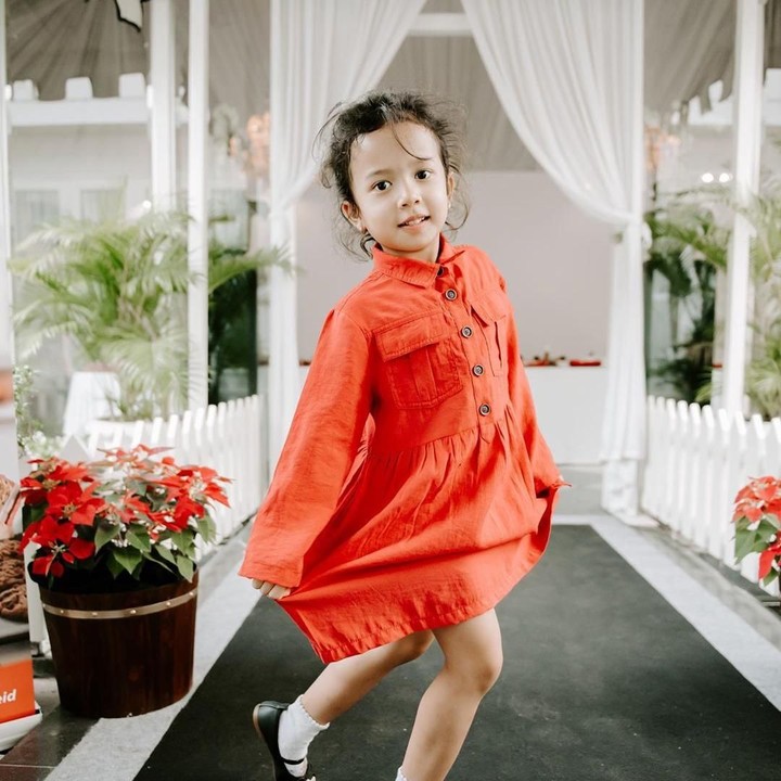 Di akun medsos miliknya,  banyak dibagikan foto-foto Zoe yang menggemaskan. Banyak yang bilang kalau Zoe mirip Papa Baim nih. (Foto: Instagram @zoeibrahim)