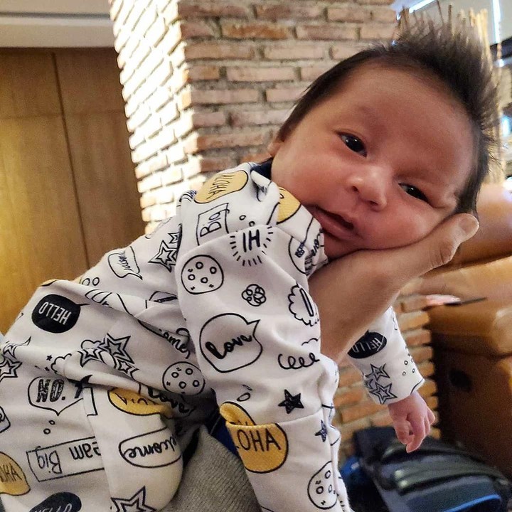 <p>Belum genap berusia satu bulan, Kiano sudah pandai berpose di depan kamera nih, Bun. Mungkin Kiano mengikuti jejak sang ibu sebagai model ya. (Foto: Instagram @baimwong)</p>
