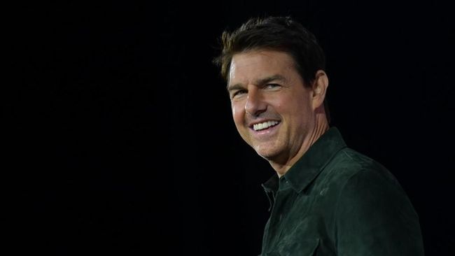 Actor Tom Cruise makes a surprise appearance in Hall H to promote “Top Gun: Maverick”  at the Convention Center during Comic Con in San Diego, California on July 18, 2019. (Photo by AFP  / AFP)
