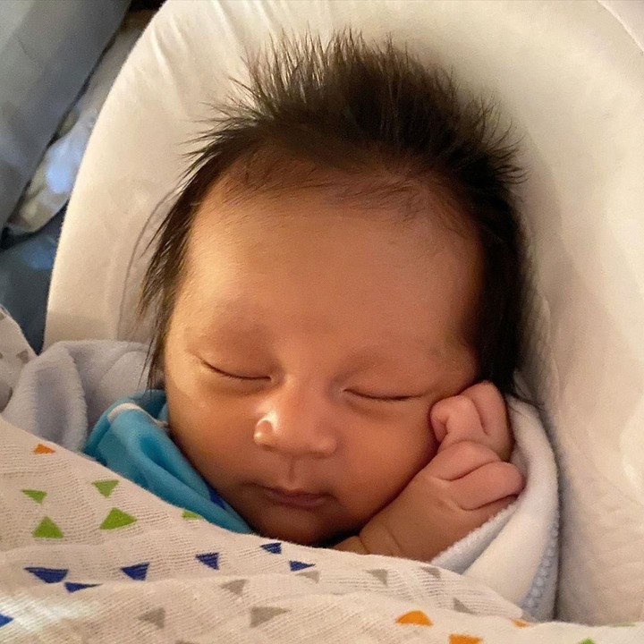 <p>Kiano ketika tidur juga menggemaskan. Tangannnya yang mungil seolah menyangga pipinya. Hemm, gemas banget. (Foto: Instagram @baimwong)</p>