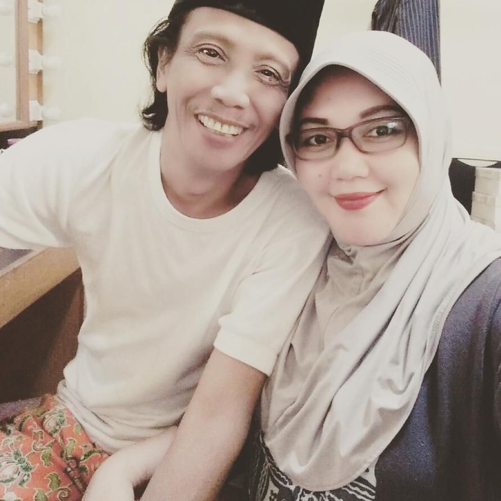 <p>Artis sekalius komedian Mandra memiliki istri cantik dan berhijab, Bun. Istri Mandra bernama Mila Sari Juwita. (Foto: Instagram @mandra_ys)</p>