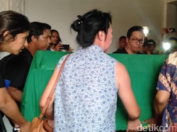 Ade Irawan Akan Dimakamkan Satu Liang Lahat dengan Ria Irawan