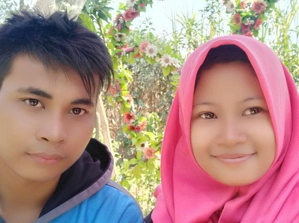 Ponari yang pernah viral sebagai dukun cilik yang mempunyai batu ajaib resmi melamar sang kekasih&comma; Aminatuz Zuroh&period; Berikut 7 potret cantik calon istrinya&period;