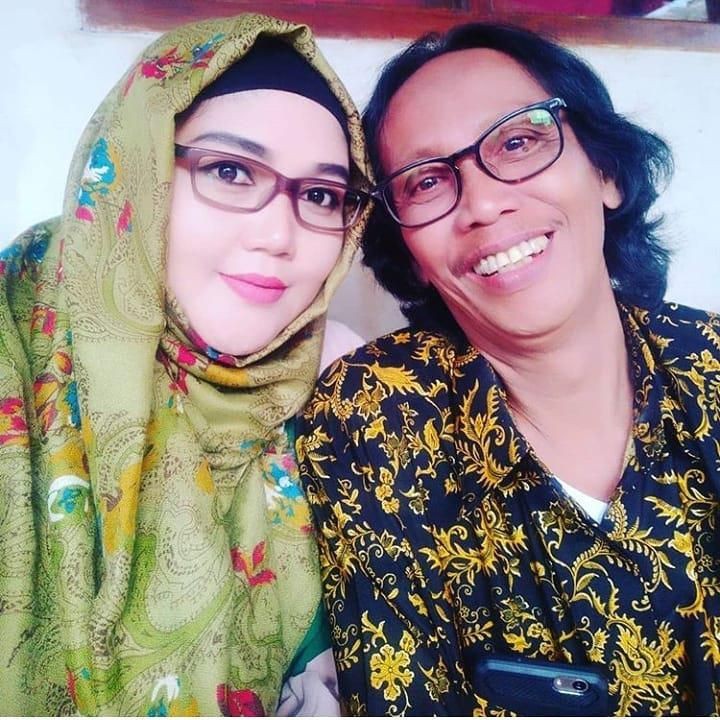 <p>Di ulang tahun pernikahannya yang ke 21 tahun lalu, Mandra membuat sebuah video kolase lho, Bun. Ia mengumpulkan beberapa foto bersama. Semoga langgeng sampai maut memisahkan ya. (Foto: Instagram @mandra_ys)</p>