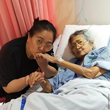 Kenangan Dewi Irawan pada Sang Ibu Ade Irawan