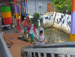 Cerita Risma Beri Makanan ke Petugas Rumah Pompa dengan Perahu Nelayan