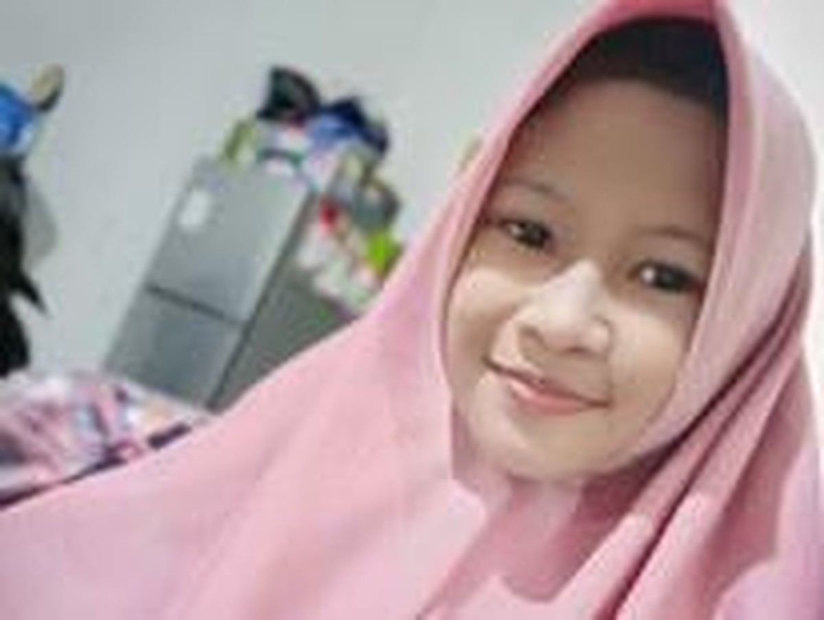 Ponari yang pernah viral sebagai dukun cilik yang mempunyai batu ajaib resmi melamar sang kekasih&comma; Aminatuz Zuroh&period; Berikut 7 potret cantik calon istrinya&period;