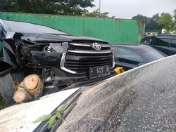Truk Timpa Mobil di Rest Area Tol Cipularang, 1 Orang Terluka