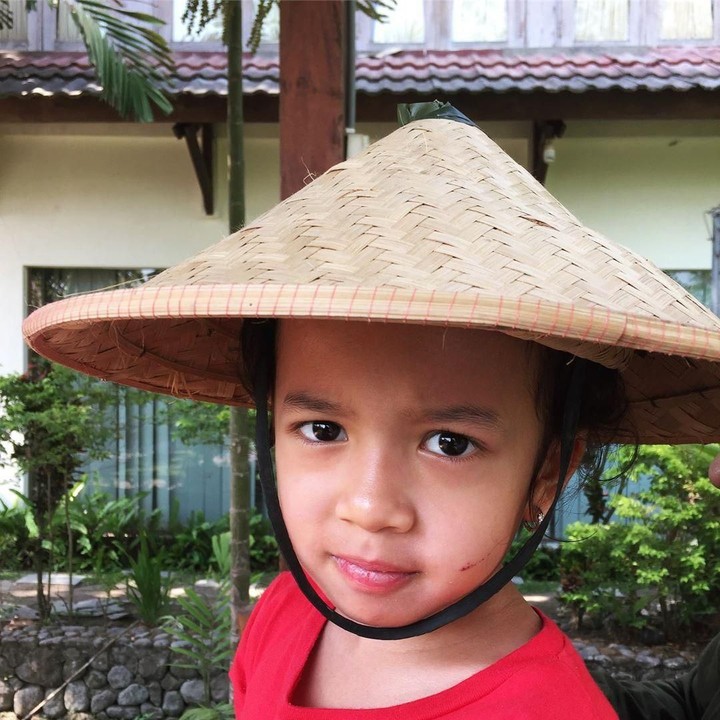 Tebak Bun, Zoe mau ngapain ya pakai topi Pak Tani? He-he-he. Semoga jadi Youtuber yang sukses dan menginspirasi, Zoe. (Foto: Instagram @zoeibrahim)