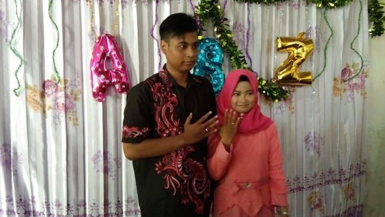 Ponari si dukun cilik melamar kekasihnya yang bernama Aminatuz Zuroh. Seperti apa acara lamaran Ponari dan Zuroh? Lihat foto-foto lamaran Ponari di sini, Bun.