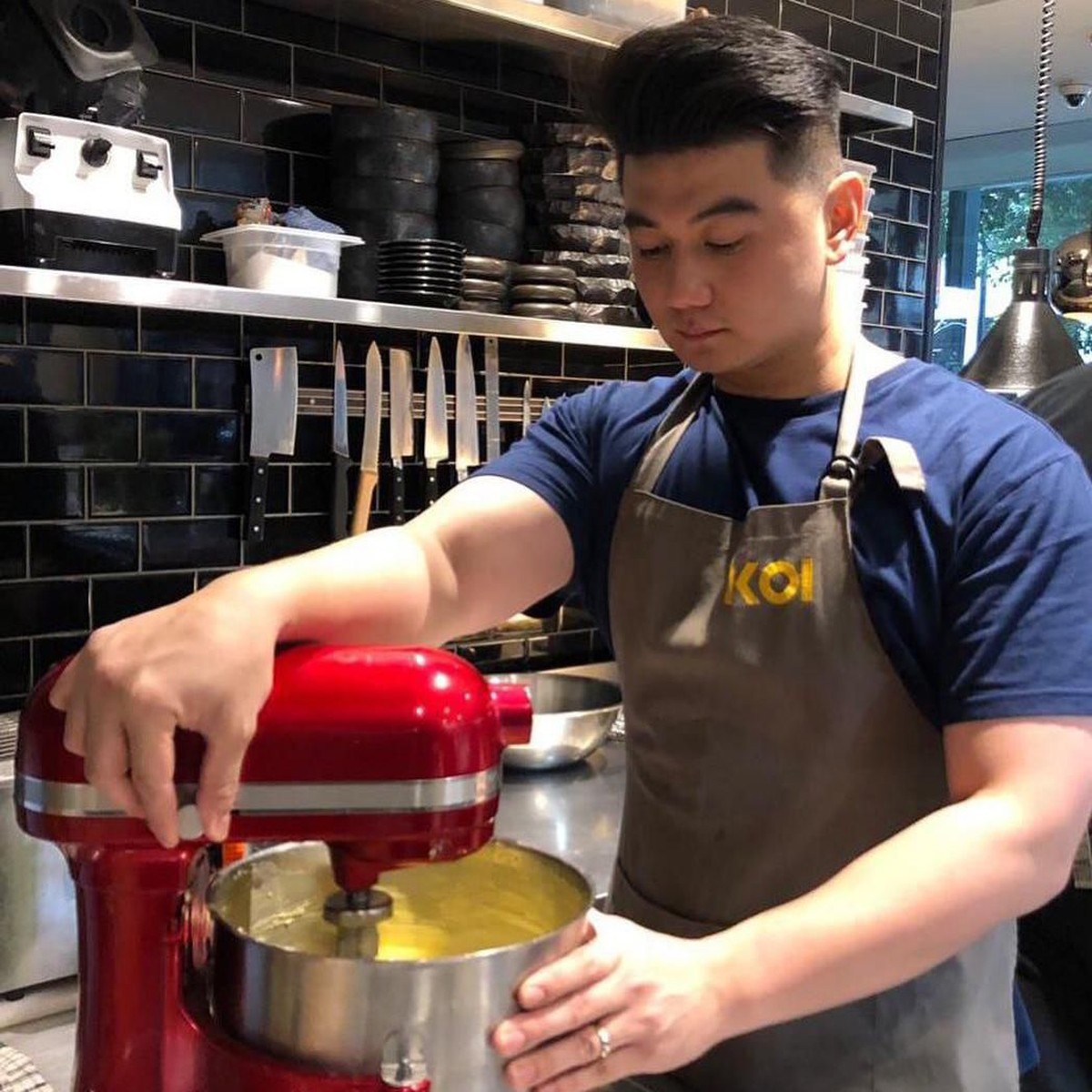 Tujuh fakta menarik dari Chef Arnold Poernomo usai ramainya video lucu Chef Arnold saat mengomentari peserta di salah satu ajang masak&period;