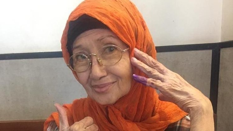 Ade Irawan tutup usia hari ini, Jumat (17/1/2020) pada usia 82 tahun. Ade menyusul putri bungsunya Ria Irawan yang meninggal 11 hari lalu. Berikut sosoknya.