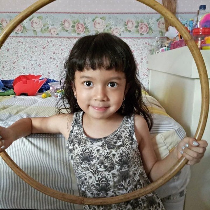 Dayana Zoelie Ibrahim atau kerap disapa Zoe adalah putri bungsu pasangan Baim dan Artika Sari Devi. Tingkah yang kocak membuat Zoe jadi favorit Tante online nih, Bun. (Foto: Instagram @zoeibrahim)