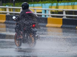 Berangkat Kerja Kehujanan