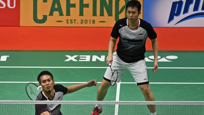 Empat orang yang ada dalam rombongan skuad All England tidak mendapat pemberitahuan via email dari NHS Inggris meski satu pesawat.