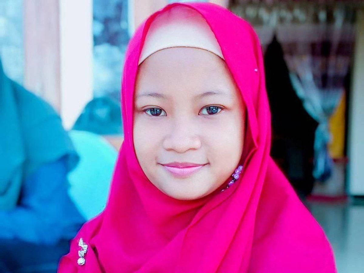 Ponari yang pernah viral sebagai dukun cilik yang mempunyai batu ajaib resmi melamar sang kekasih&comma; Aminatuz Zuroh&period; Berikut 7 potret cantik calon istrinya&period;