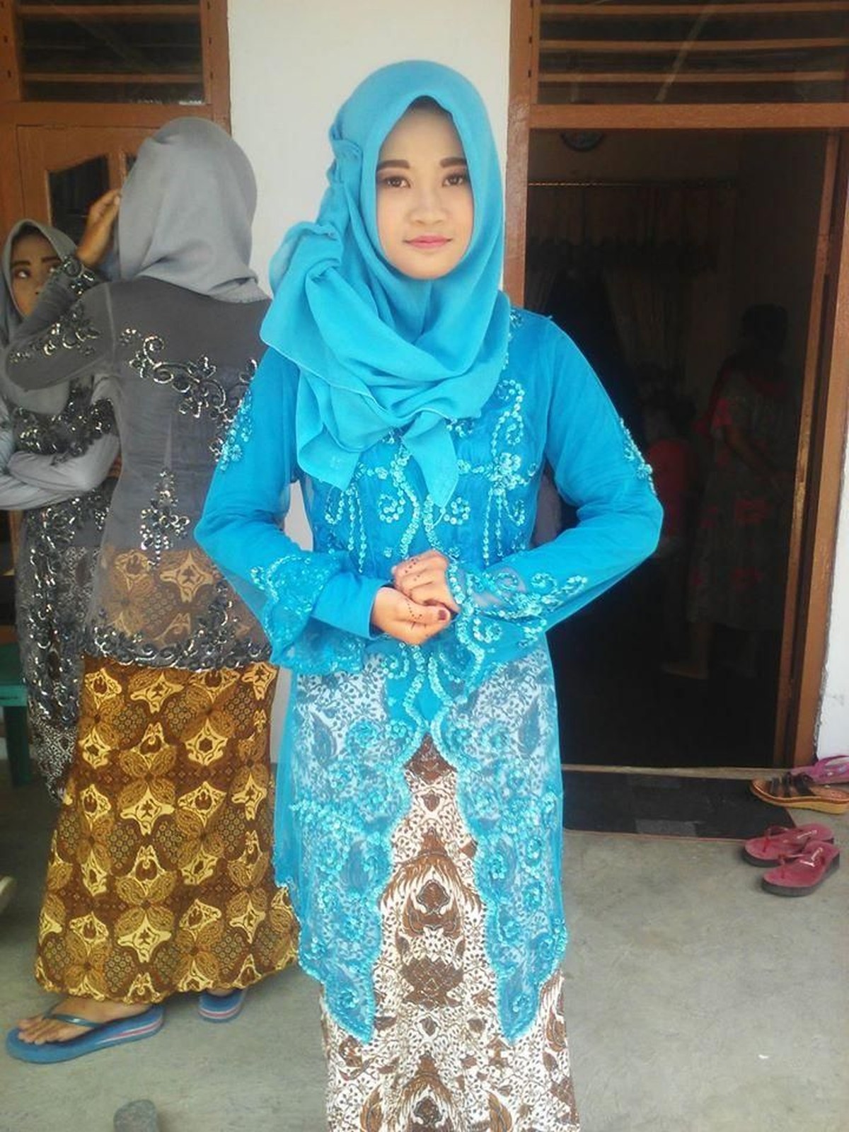 Ponari yang pernah viral sebagai dukun cilik yang mempunyai batu ajaib resmi melamar sang kekasih&comma; Aminatuz Zuroh&period; Berikut 7 potret cantik calon istrinya&period;