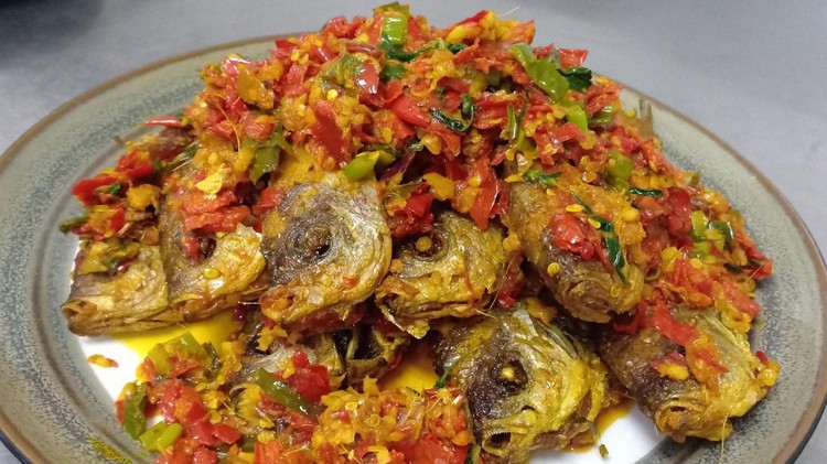 Babat goreng, ikan ekor kuning, empal cabai hijau, beef chasu, nasi goreng gila, sampai pempek Palembang, semua bisa Bunda nikmati di Kawasan Menteng, Jakarta.