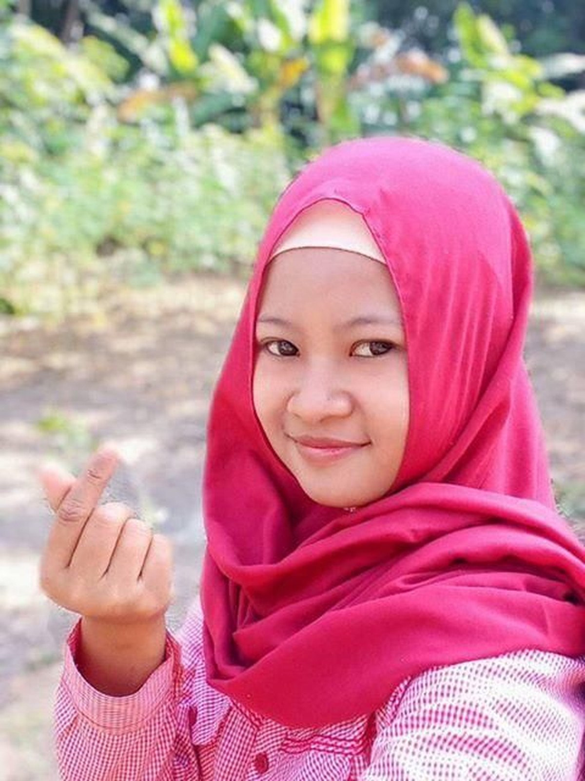 Ponari yang pernah viral sebagai dukun cilik yang mempunyai batu ajaib resmi melamar sang kekasih&comma; Aminatuz Zuroh&period; Berikut 7 potret cantik calon istrinya&period;