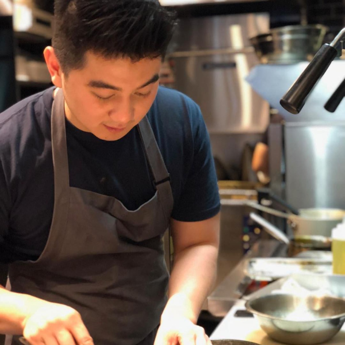 Tujuh fakta menarik dari Chef Arnold Poernomo usai ramainya video lucu Chef Arnold saat mengomentari peserta di salah satu ajang masak&period;