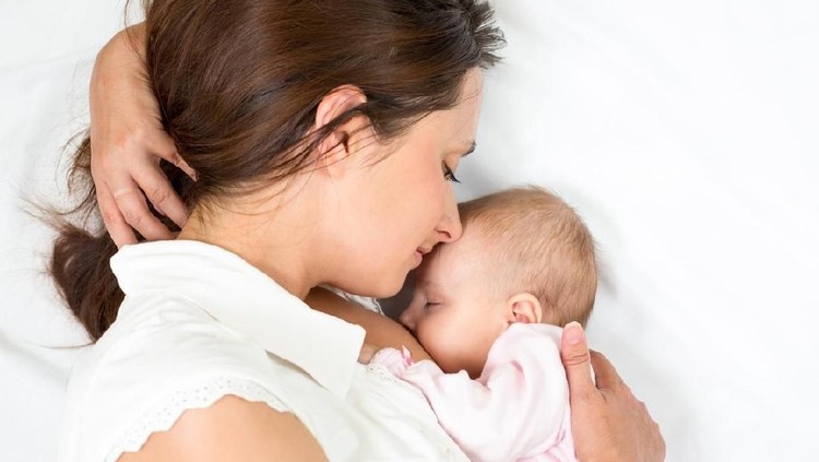Ibu menyusui yang mengonsumsi ASI booster seperti fenugreek, lalu bercampur ke dalam ASI. Lantas, apa sih efek samping ASI Booster pada bayi yang baru lahir?