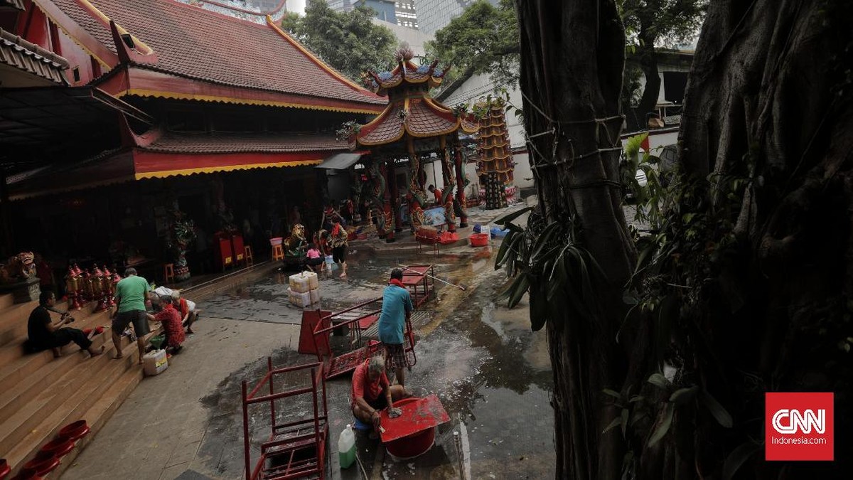 FOTO: Memandikan Patung Dewa untuk Sambut Imlek