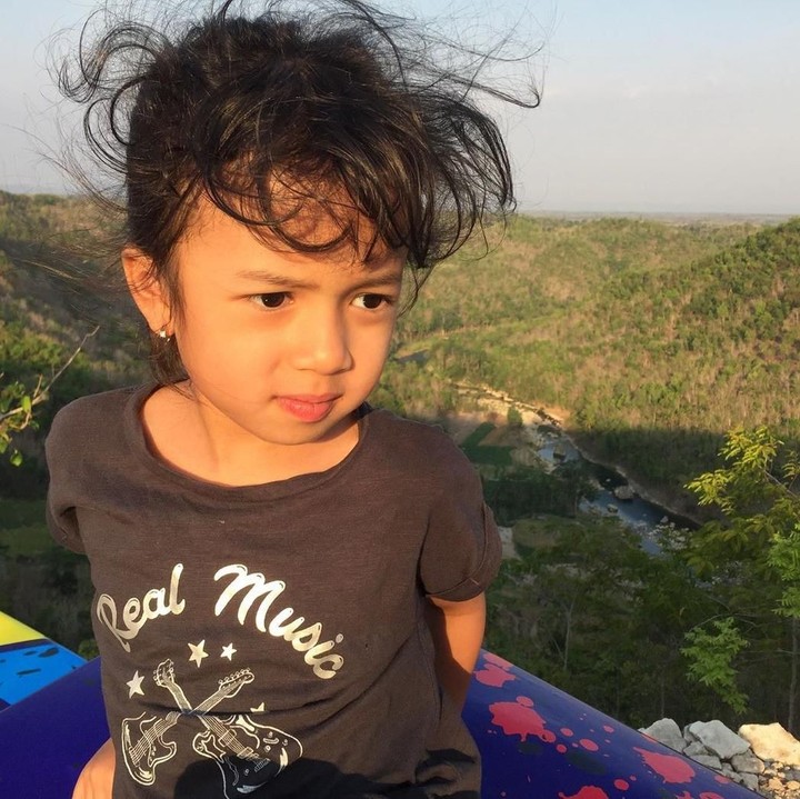 Punya ayah seorang musisi, Zoe juga punya bakat menyanyi lho. Zoe pernah mengeluarkan lagu bareng sang kakak, Abbey. (Foto: Instagram @zoeibrahim)