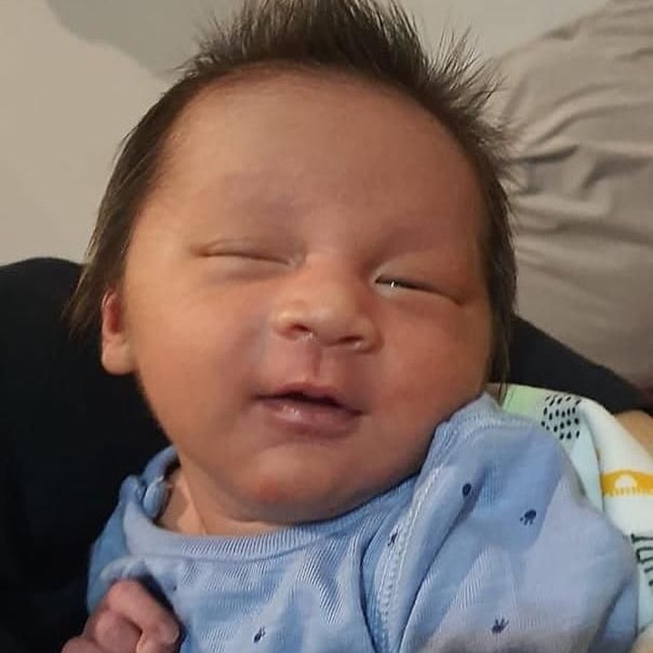 <p>Rambut Kiano yang tegak berdiri juga semakin membuat penampilan bayi yang satu ini menggemaskan. Rambutnya ini sekaligus jadi khas Kiano ya, Bun. (Foto: Instagram @baimwong)</p>