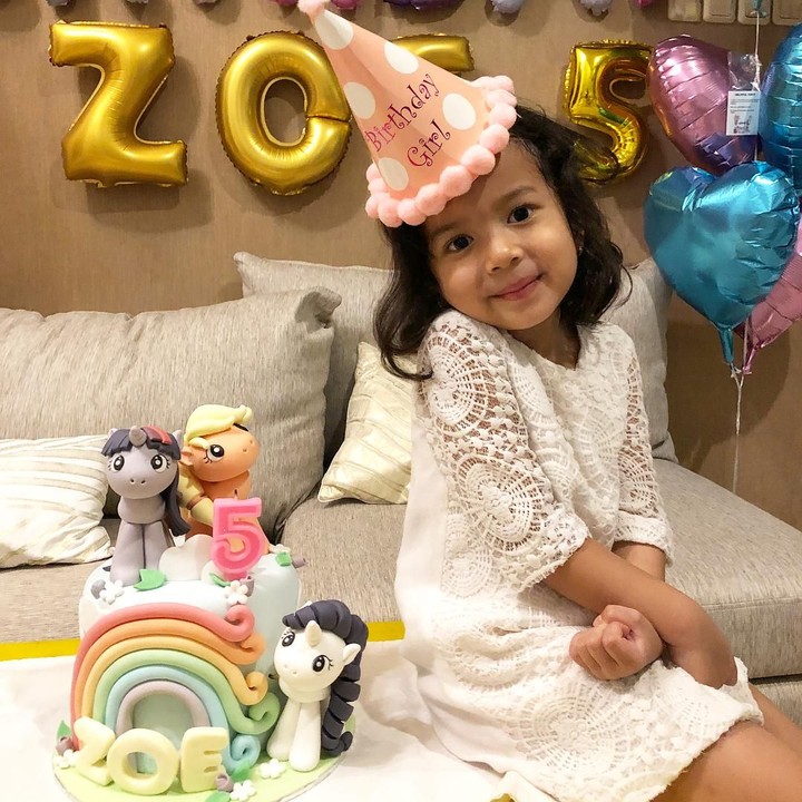 <div>Birthday Girl! Ini waktu Zoe merayakan ultah ke-5. Pingin nyubit pipinya yang menggemaskan ya, Bun. (Foto: Instagram @artikasaridevi)</div>
