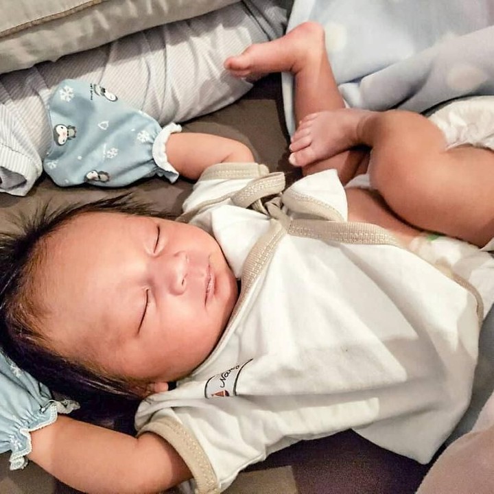 <p>Kalau ini, foto ketika Kiano tertidur pulas. Lucu banget nih, kaki dan tangannya kemana-mana ketika tidur. (Foto: Instagram @baimwong)</p>