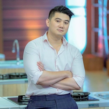 Berpakaian Rapi Saat Makan Bubur Ayam Gerobak, Chef Arnold Bikin Salfok