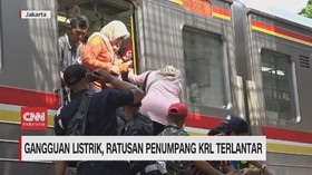 VIDEO: Gangguan Listrik, Ratusan Penumpang KRL Terlantar