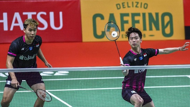Pebulu tangkis ganda putra Indonesia Kevin Sanjaya Sukamuljo (kanan) disaksikan rekannya Marcus Fernaldi Gideon mengembalikan kok ke arah lawannya asal China He Ji Ting dan Tan Qiang dalam pertandingan babak 16 besar Daihatsu Indonesia Masters 2020 di Istora Senayan, Jakarta, Kamis (16/1/2020). Pasangan Kevin dan Marcus menang dengan skor 21-19 dan 21-13. ANTARA FOTO/Galih Pradipta/wsj. *** Local Caption ***