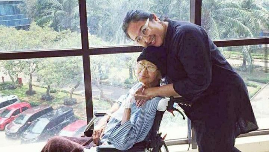Dewi Irawan terlihat berada di dalam mobil jenazah untuk mengantar jenazah Ade Irawan ke rumah duka
