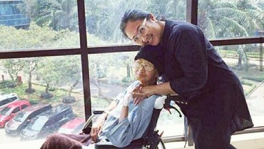 img-title Dewi Irawan Dampingi Perjalanan Jenazah Ade Irawan ke Rumah Duka