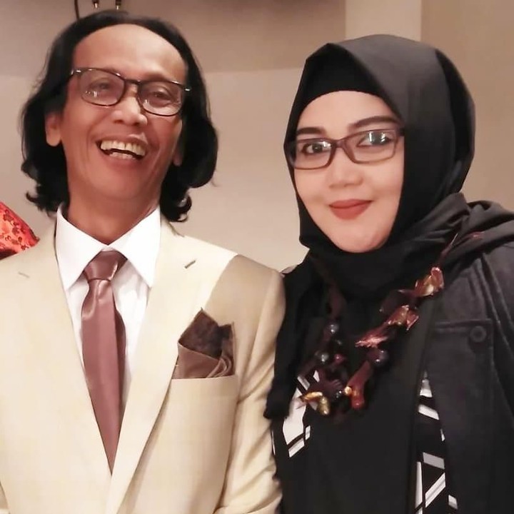 <p>Istri Mandra ini terlihat cantik ya, Bun dengan kerudung hitam dan kacamata yang cocok dengan wajahnya. Tak lupa, make up juga melengkapi penampilannya di foto ini. (Foto: Instagram @mandra_ys)</p>