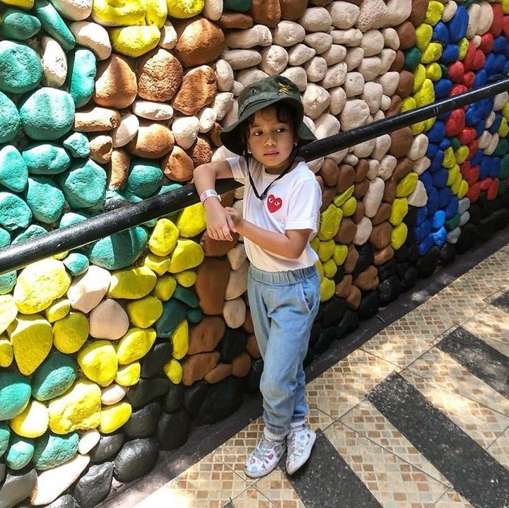 Seperti sang mama, Zoe sudah jago bergaya depan kamera. Bahkan, baru-baru ini Zoe minta di-follow lho Guys. Di juga meminta followers unfollow Papa Baim. Lucu banget ya. (Foto: Instagram @zoeibrahim)