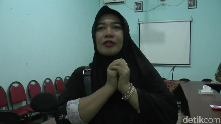 Ningsih Tinampi kembali membuat kontroversi. Warga Desa Karangjati, Kecamatan Pandaan, Kabupaten Pasuruan ini mengaku bisa memanggil para malaikat dan nabi.