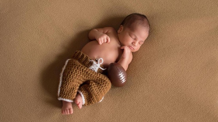 Kalau Bunda tertarik memberi nama bayi laki-laki dengan makna tampan dan terdiri dari 5 huruf, bisa jadikan daftar nama bayi berikut untuk tambahan referensi.