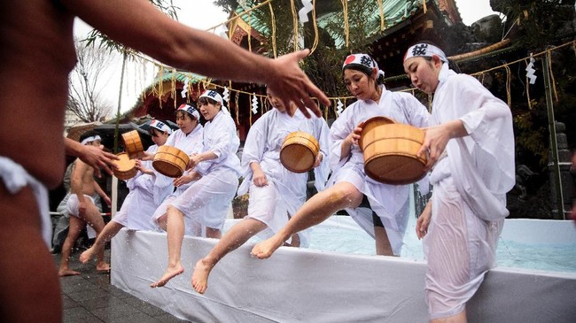 FOTO: Murnikan Diri di Tahun Baru, Warga Jepang Mandi Air Es