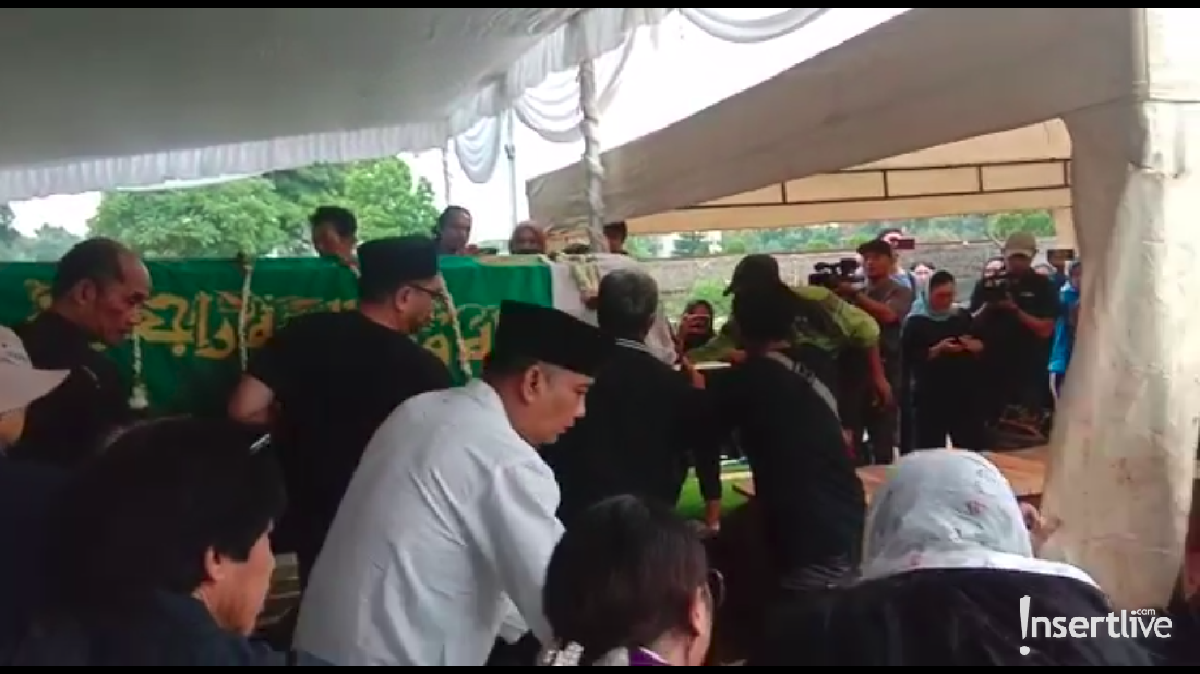 Ade Irawan meninggal dunia pada Jumat &lpar;17&sol;1&rpar; akibat penyakit jantung dan paru-paru&period; Ade Irawan dimakamkan di TPU Tanah Kusir pukul 10&period;00 WIB&period;