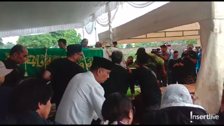 Ade Irawan meninggal dunia pada Jumat (17/1) akibat penyakit jantung dan paru-paru. Ade Irawan dimakamkan di TPU Tanah Kusir pukul 10.00 WIB.