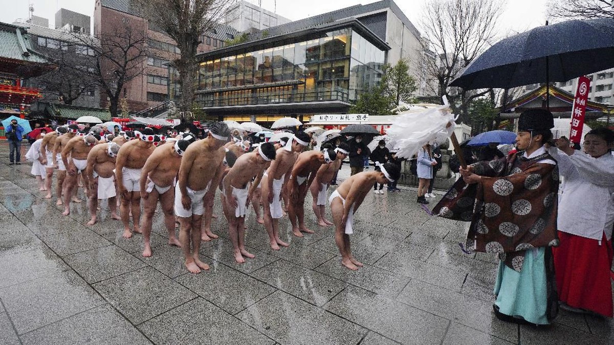 FOTO: Murnikan Diri di Tahun Baru, Warga Jepang Mandi Air Es